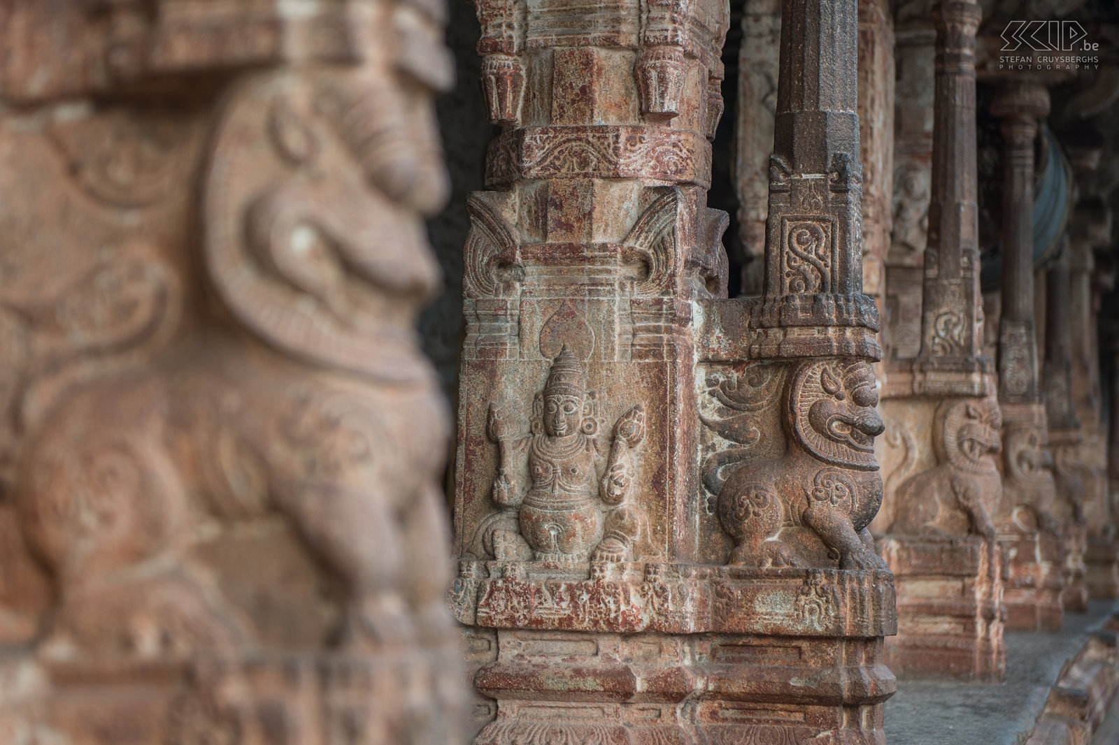 Hampi - Virupaksha tempel De prachtige pilaren rondom de tweede binnenplaats van de Virupaksha tempel. Stefan Cruysberghs